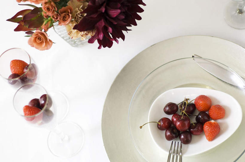 无人,横图,俯视,室内,特写,白天,白色背景,桌面,桌子,草莓,浆果,樱桃,静物,餐具,花瓶,水果,许多,新鲜,盛开,碟子,盘,生食,食品,大丽花,果实,花蕾,玻璃制品,花,花瓣,花朵,鲜花,食物,黄色,红色,盘子,玻璃瓶,瓶子,碟,花苞,花蕊,菊花,摄影,有机食品,绿色食品,影棚,大理花,大丽菊,富丽,大方,樱珠,莺桃,英桃,洋莓,楔桃,水果皇后,牛桃,荆桃,红莓,地莓,彩图,高角度拍摄,影棚拍摄,拍摄