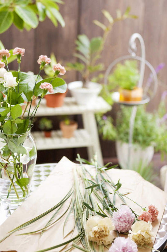 无人,竖图,室内,特写,白天,正面,爱情,幸福,纯洁,热情,植物,餐桌,桌子,康乃馨,玫瑰,静物,许多,盛开,墙,玫瑰花,浪漫,墙壁,墙面,花,花瓣,花朵,花卉,鲜花,粉色,黄色,白色,花蕊,温暖,温馨,恩爱,餐台,和睦,感动,尊敬,天真,刺玫花,徘徊花,麝香石竹,石竹,香石竹,彩图,融洽