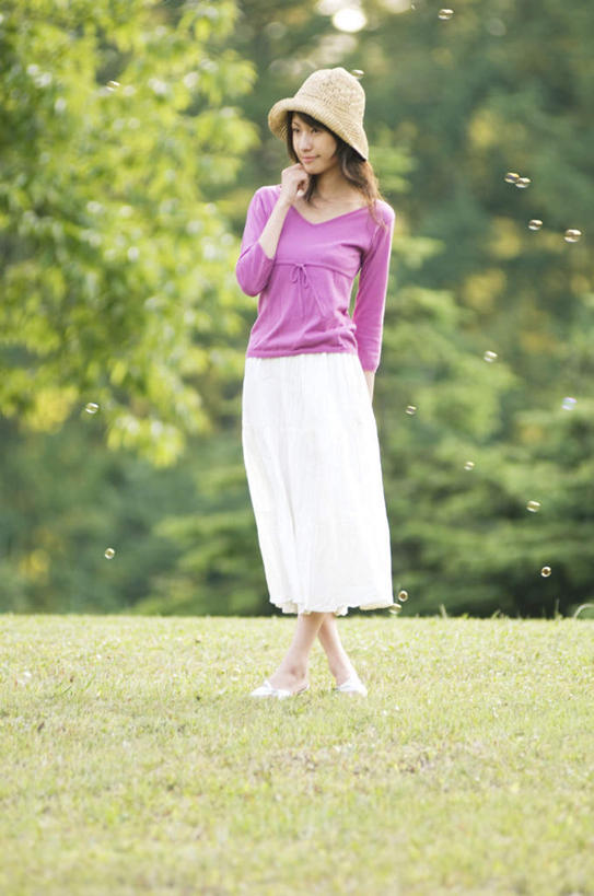 东方人,一个人,站,竖图,彩色,室外,白天,正面,草地,草坪,植物,帽子,亚洲,仅一个年轻女性,仅一个女性,仅一个人,许多,撑,服装,草帽,托腮,休闲装,黄种人,草,树,树木,衣服,绿色,紫色,自然,泡泡,托,站着,休闲,休闲服,服饰,生长,成长,托下巴,年轻女性,女人,女性,亚洲人,站立,彩图,全身