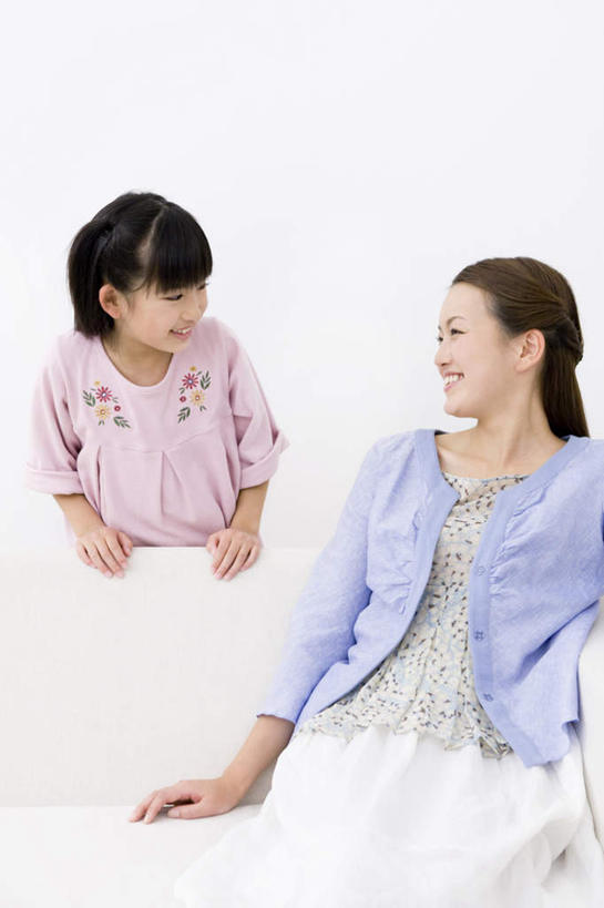 东方人,儿童,两个人,家庭,母亲,女儿,站,坐,笑,微笑,露齿笑,横图,室内,白天,正面,纯洁,沙发,亚洲,墙,黄种人,墙壁,墙面,小孩,站着,温暖,温馨,母女,一家人,可爱,母爱,童年,童趣,和睦,童真,烂漫,无邪,天真,年轻女性,女孩,女人,女性,亚洲人,孩子,年轻人,站立,坐着,半身,彩图,融洽,女生,皮沙发