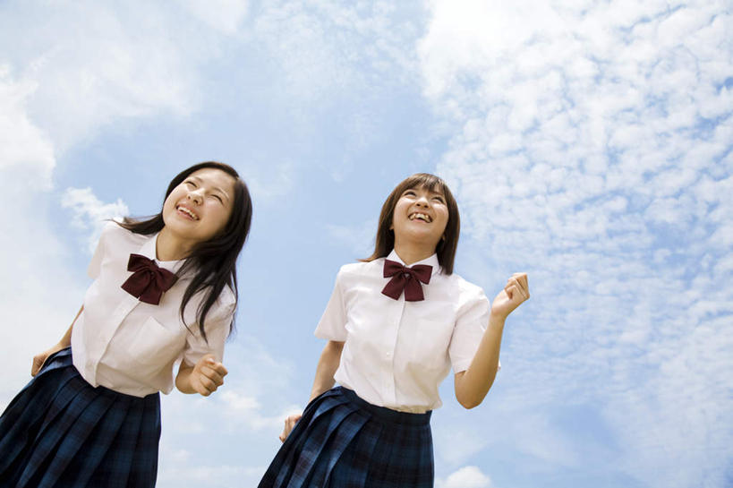 东方人,两个人,伙伴,朋友,站,笑,微笑,露齿笑,横图,室外,白天,仰视,制服,友谊,亚洲,服装,云,云朵,云彩,黄种人,蓝色,白云,蓝天,天空,天,站着,同学,校服,晴朗,校友,学生服,同窗,学友,友情,年轻女性,女人,女性,亚洲人,晴空,站立,半身,彩图,低角度拍摄