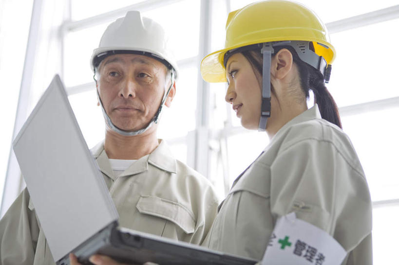 东方人,两个人,机修工,站,笑,微笑,横图,室内,白天,正面,工作服,制服,电脑,笔记本电脑,窗户,帽子,亚洲,网络,头盔,拿,拿着,黄种人,通讯设备,玻璃窗,工人,安全帽,站着,无线,通信设备,无线网络,无线上网,便携式电脑,工作制服,手提电脑,男人,男性,年轻女性,女人,女性,中年男性,亚洲人,机械师,机修工人,站立,半身,彩图,工作套服