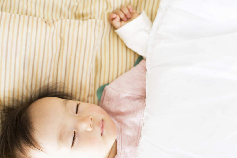 东方人,儿童,一个人,躺,闭眼,睡,横图,俯视,室内,白天,纯洁,亚洲,仅一个男性,仅一个人,黄种人,小孩,仅一个小孩,可爱,童年,童趣,童真,烂漫,无邪,天真,男孩,男人,男性,亚洲人,孩子,闭眼睛,闭着眼,闭着眼睛,困,困觉,寝息,睡觉,躺着,半身,彩图,高角度拍摄,男生