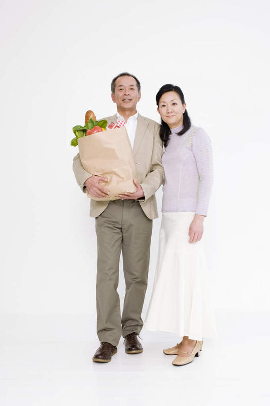 面包,东方人,两个人,夫妻,站,笑,微笑,露齿笑,横图,室内,白天,白色背景,正面,爱情,购物,消费,蔬菜,西红柿,袋子,叶子,亚洲,新鲜,包装袋,手提袋,食品,面点,绿叶,购物袋,浪漫,拿,拿着,黄种人,食物,站着,嫩叶,恩爱,金融,恋人,摄影,有机食品,绿色食品,影棚,购买,贸易,男人,男性,女人,女性,中年男性,中年女性,亚洲人,夫妇,情侣,叶,叶片,番茄,站立,彩图,全身,影棚拍摄,拍摄,伴侣