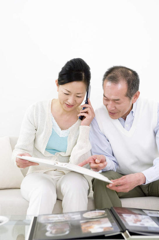 东方人,两个人,夫妻,坐,打电话,竖图,室内,白天,白色背景,正面,爱情,阅读,杂志,电话,手机,亚洲,学习,材料,档案,文件,浪漫,拿,拿着,黄种人,通讯设备,资料,看,恩爱,读书,浏览,恋人,摄影,影棚,文档,交流,男人,男性,女人,女性,中年男性,中年女性,亚洲人,夫妇,情侣,沟通,通话,坐着,半身,彩图,影棚拍摄,拍摄,伴侣