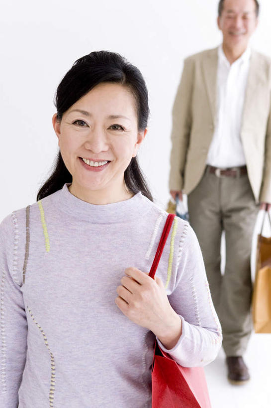 东方人,两个人,夫妻,站,笑,微笑,露齿笑,横图,室内,白天,白色背景,正面,爱情,亚洲,包,皮包,浪漫,拿,拿着,黄种人,站着,恩爱,恋人,摄影,影棚,单肩包,男人,男性,女人,女性,中年男性,中年女性,亚洲人,夫妇,情侣,站立,半身,彩图,影棚拍摄,拍摄,伴侣