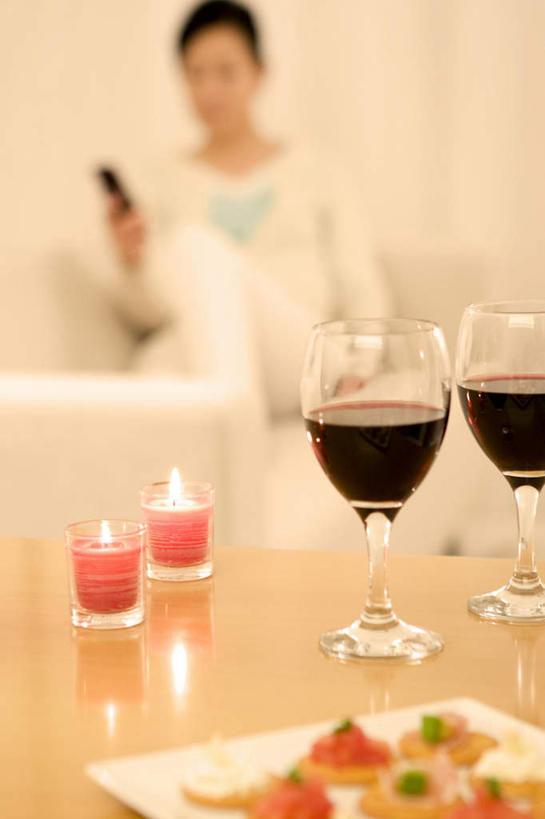 点心,葡萄酒,东方人,一个人,坐,打电话,竖图,室内,白天,正面,餐桌,桌子,杯子,电话,蜡烛,手机,亚洲,仅一个年轻女性,仅一个女性,仅一个人,朦胧,模糊,高脚杯,火焰,烛光,食品,红酒杯,酒类,燃烧,拿,拿着,黄种人,通讯设备,玻璃制品,酒,食物,饮料,两个,酒杯,饼干,零食,点燃,餐台,交流,年轻女性,女人,女性,亚洲人,玻璃杯,沟通,通话,坐着,半身,彩图