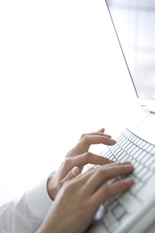 东方人,一个人,商务人士,商务女性,坐,竖图,俯视,室内,白天,电脑,笔记本电脑,亚洲,仅一个年轻女性,仅一个女性,仅一个人,敲打,套装,网络,黄种人,输入,通讯设备,打字,点击,敲击,无线,通信设备,商务装,无线网络,无线上网,便携式电脑,工薪阶层,按键,手提电脑,年轻女性,女人,女性,亚洲人,白领,上班族,坐着,半身,彩图,高角度拍摄