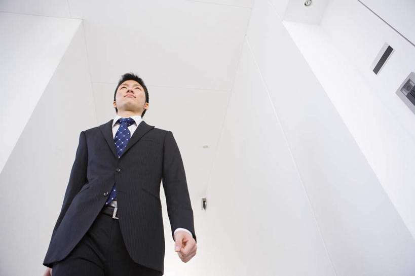 东方人,一个人,商务人士,商务男性,办公室,站,走,横图,室内,白天,仰视,衬衫,天花板,亚洲,仅一个男性,仅一个人,套装,墙,走道,走廊,过道,领带,黄种人,墙壁,墙面,仅一个年轻男性,站着,商务装,工薪阶层,年轻男性,亚洲人,年轻人,白领,上班族,步行,散步,站立,走路,半身,彩图,低角度拍摄,衬衣