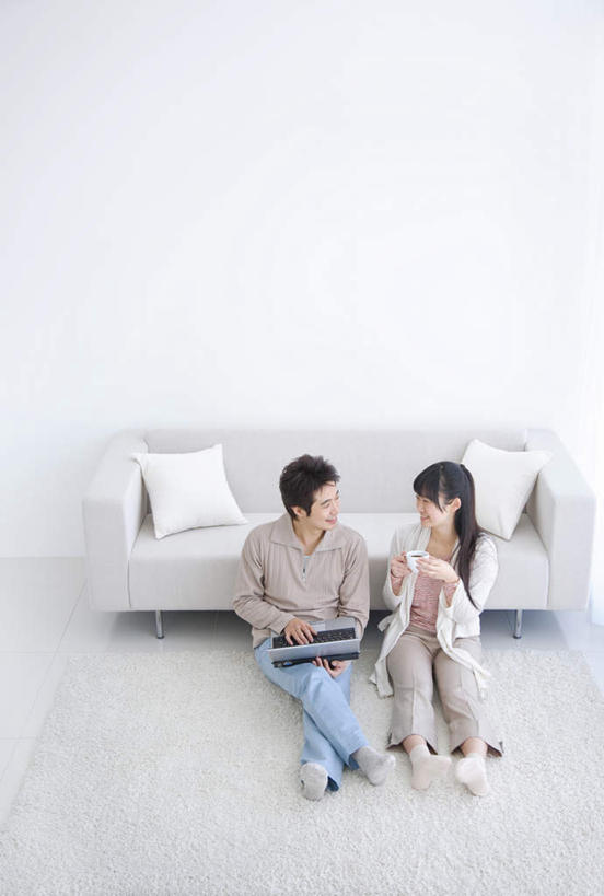 东方人,两个人,家庭,夫妻,客厅,坐,竖图,俯视,室内,白天,爱情,电脑,笔记本电脑,靠垫,沙发,杯子,亚洲,网络,瓷器,墙,咖啡杯,靠枕,陶瓷制品,浪漫,黄种人,通讯设备,相视,墙壁,墙面,垫子,枕头,靠,靠着,温暖,温馨,一家人,面对面,恩爱,恋人,对视,和睦,无线,起居室,瓷杯,通信设备,相对,无线网络,布艺沙发,无线上网,便携式电脑,相看,手提电脑,男人,男性,年轻男性,年轻女性,女人,女性,亚洲人,夫妇,情侣,坐着,彩图,高角度拍摄,全身,伴侣,融洽
