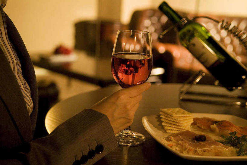 东方人,一个人,商务人士,商务女性,坐,横图,俯视,室内,白天,烹饪,西餐,餐桌,桌子,杯子,餐具,亚洲,仅一个年轻女性,仅一个女性,仅一个人,握,套装,碟子,高脚杯,盘,料理,食品,红酒杯,拿,红酒瓶,拿着,黄种人,菜肴,美食,玻璃制品,酒瓶,食物,盘子,玻璃瓶,酒杯,瓶子,碟,西式,握着,佳肴,餐台,商务装,工薪阶层,年轻女性,女人,女性,亚洲人,白领,上班族,玻璃杯,坐着,半身,彩图,高角度拍摄