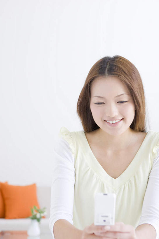 东方人,一个人,坐,笑,打电话,微笑,露齿笑,竖图,室内,白天,正面,靠垫,沙发,电话,手机,亚洲,仅一个年轻女性,仅一个女性,仅一个人,服装,墙,靠枕,注视,休闲装,黄种人,通讯设备,墙壁,墙面,一个,衣服,黄色,垫子,枕头,观察,看,休闲,休闲服,服饰,单个,观看,察看,关注,布艺沙发,交流,年轻女性,女人,女性,亚洲人,沟通,通话,坐着,半身,彩图