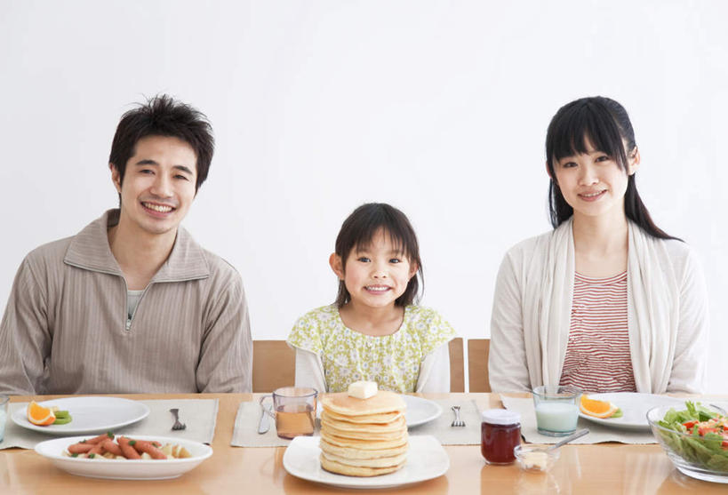 东方人,儿童,三个人,家庭,夫妻,母亲,父亲,女儿,坐,笑,微笑,露齿笑,横图,室内,白天,正面,爱情,烹饪,西餐,纯洁,餐桌,桌子,柑橘,杯子,餐具,水果,椅子,亚洲,一排,整齐,叉子,碟子,盘,墙,香肠,沙拉,料理,食品,浪漫,注视,黄种人,色拉,沙律,水果沙拉,饼,菜肴,美食,墙壁,墙面,食物,饮料,排列,小孩,盘子,水杯,碟,刀,观察,看,温暖,温馨,父女,母女,三口之家,一家人,恩爱,父爱,可爱,母爱,童年,童趣,西式,恋人,佳肴,有机食品,绿色食品,餐台,观看,色拉酱,和睦,察看,队列,关注,千岛酱,童真,烂漫,无邪,天真,男人,男性,年轻男性,年轻女性,女孩,女人,女性,亚洲人,孩子,年轻人,夫妇,情侣,茶杯,橘子,桔子,橙子,橙,坐着,半身,彩图,伴侣,融洽,女生