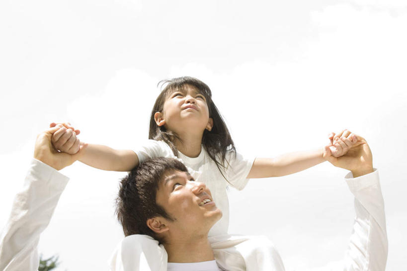 东方人,儿童,家庭,父亲,女儿,站,坐,伸展双臂,笑,微笑,露齿笑,横图,室内,白天,仰视,旅游,度假,纯洁,亚洲,注视,黄种人,娱乐,小孩,骑,蓝色,蓝天,天空,天,看,扛,站着,享受,休闲,温暖,温馨,父女,一家人,放松,父爱,可爱,童年,童趣,晴朗,和睦,关注,童真,烂漫,无邪,万里无云,扛在肩上,骑在肩上,天真,男人,男性,年轻男性,女孩,亚洲人,孩子,年轻人,晴空,晴空万里,敞开双臂,伸开双臂,抬头,仰头,展开双肩,站立,张开手臂,张开双臂,坐着,半身,彩图,低角度拍摄,融洽,女生