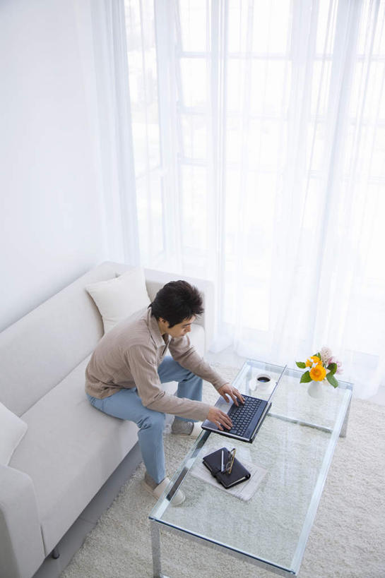 东方人,一个人,坐,竖图,俯视,室内,白天,电脑,笔记本电脑,植物,窗户,窗帘,落地窗,沙发,桌子,杯子,亚洲,仅一个男性,仅一个人,敲打,握,网络,笔,瓷器,盆栽,眼镜,办公用品,记事本,咖啡杯,盆景,陶瓷制品,拿,拿着,注视,黄种人,输入,通讯设备,玻璃窗,文具,仅一个年轻男性,绿色,自然,本子,笔记本,学习用品,打字,观察,看,搭,握着,生长,成长,观看,点击,敲击,文具用品,察看,无线,搭着,关注,瓷杯,通信设备,无线网络,布艺沙发,无线上网,便携式电脑,按键,手提电脑,男人,男性,年轻男性,亚洲人,坐着,彩图,高角度拍摄,全身