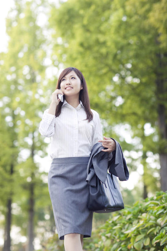 东方人,一个人,走,举,打电话,竖图,室外,白天,正面,旅游,度假,美景,树林,植物,电话,手机,亚洲,仅一个年轻女性,仅一个女性,仅一个人,许多,握,景观,拿,拿着,注视,黄种人,娱乐,通讯设备,树,树木,衣服,蓝色,绿色,蓝天,天空,自然,天,看,托,享受,休闲,景色,放松,握着,生长,晴朗,成长,关注,自然风光,万里无云,交流,年轻女性,女人,女性,亚洲人,晴空,晴空万里,步行,沟通,举起,举手,举着,散步,抬头,通话,向上举,向上伸,向上托,仰头,走路,半身,彩图