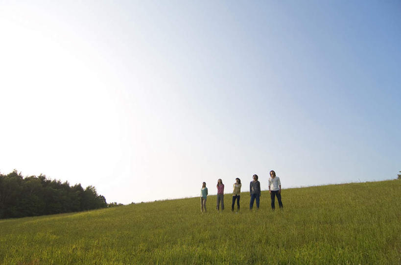 东方人,伙伴,朋友,站,横图,室外,白天,正面,旅游,度假,友谊,草地,草坪,美景,树林,植物,亚洲,五个人,一排,许多,整齐,景观,许多人,注视,黄种人,娱乐,草,树,树木,排列,蓝色,绿色,蓝天,天空,自然,天,看,站着,一群人,享受,休闲,景色,放松,生长,晴朗,成长,队列,关注,自然风光,背手,万里无云,友情,男人,男性,年轻男性,年轻女性,女人,女性,亚洲人,晴空,晴空万里,抬头,仰头,站立,彩图,全身