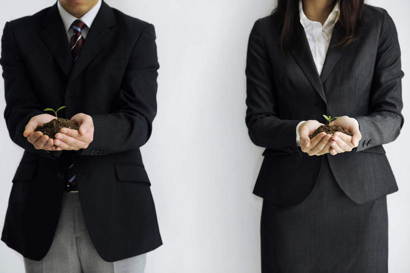 东方人,两个人,同事,商务人士,商务男性,商务女性,办公室,站,捧,横图,室内,白天,正面,衬衫,成功,合作,团队,集体,信心,叶子,亚洲,握,套装,墙,泥土,绿叶,领带,拿,拿着,黄种人,幼苗,队伍,墙壁,墙面,靠,靠着,站着,嫩叶,握着,领导,成就,商务装,合伙,领袖,工薪阶层,男人,男性,年轻男性,年轻女性,女人,女性,亚洲人,年轻人,白领,上班族,叶,叶片,端,端着,捧着,手捧,站立,半身,彩图,衬衣