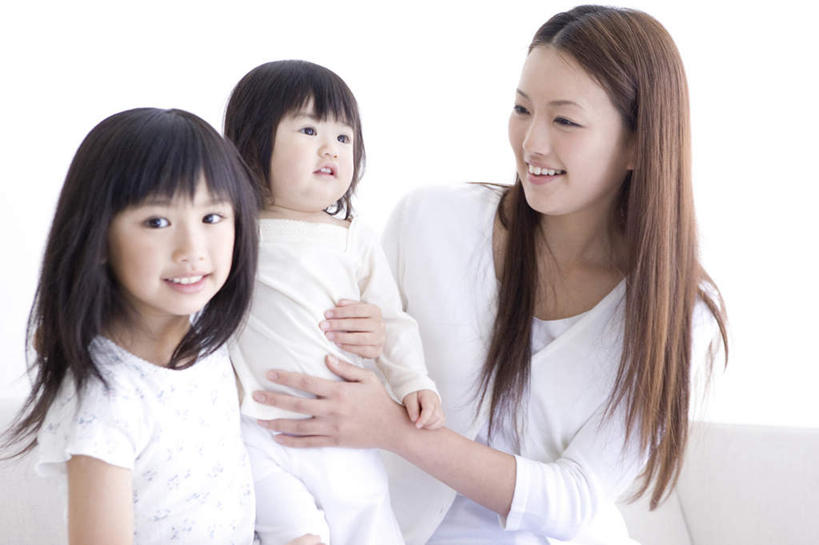 东方人,儿童,三个人,家庭,母亲,女儿,客厅,站,坐,抱,笑,微笑,露齿笑,横图,室内,白天,正面,纯洁,沙发,亚洲,墙,注视,黄种人,墙壁,墙面,小孩,观察,看,站着,温暖,温馨,母女,一家人,可爱,母爱,童年,童趣,抱着,观看,和睦,察看,起居室,搂着,关注,布艺沙发,童真,烂漫,无邪,天真,年轻女性,女孩,女人,女性,亚洲人,孩子,年轻人,怀抱,搂,搂抱,相抱,拥抱,站立,坐着,半身,彩图,融洽,女生