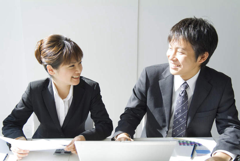 东方人,两个人,同事,商务人士,商务男性,商务女性,办公室,坐,笑,微笑,露齿笑,横图,室内,白天,正面,衬衫,成功,合作,团队,集体,信心,计算器,电脑,笔记本电脑,桌子,亚洲,套装,计算,科学,网络,笔,材料,档案,文件,墙,办公用品,领带,注视,黄种人,通讯设备,队伍,相视,墙壁,墙面,文具,学习用品,资料,观察,看,面对面,理财,财务,观看,对视,文具用品,察看,无线,领导,成就,关注,数学,文档,通信设备,相对,商务装,无线网络,合伙,领袖,无线上网,便携式电脑,工薪阶层,相看,手提电脑,男人,男性,年轻男性,年轻女性,女人,女性,亚洲人,年轻人,白领,上班族,坐着,半身,彩图,衬衣