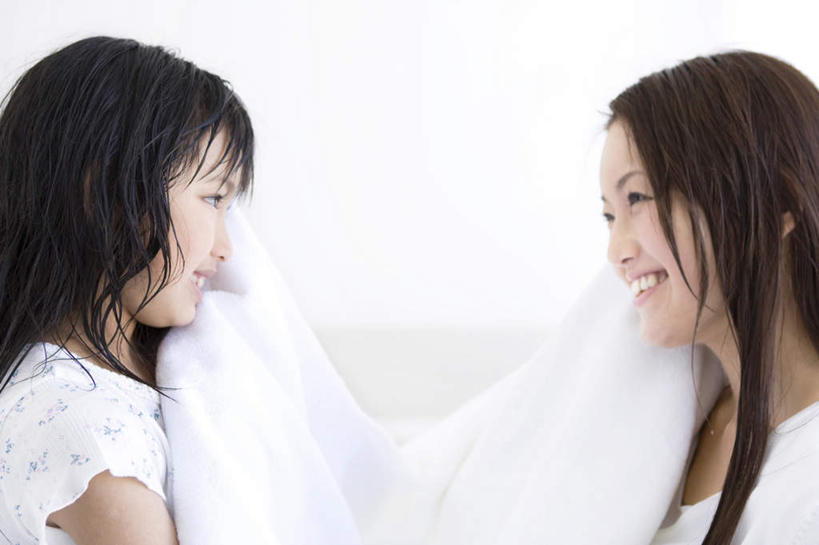 东方人,儿童,家庭,母亲,女儿,站,举,笑,微笑,露齿笑,横图,室内,白天,白色背景,侧面,纯洁,亚洲,握,浴巾,拿,拿着,注视,黄种人,相视,小孩,毛巾,观察,看,托,站着,温暖,温馨,母女,一家人,面对面,可爱,母爱,童年,童趣,擦拭,握着,摄影,影棚,观看,对视,和睦,察看,关注,相对,童真,烂漫,无邪,相看,天真,年轻女性,女孩,女人,女性,亚洲人,孩子,年轻人,举起,举手,举着,向上举,向上伸,向上托,站立,半身,彩图,影棚拍摄,拍摄,融洽,女生