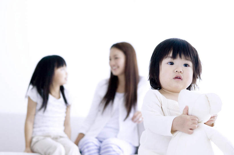 东方人,儿童,三个人,家庭,母亲,女儿,客厅,站,坐,笑,微笑,露齿笑,横图,室内,白天,正面,纯洁,窗户,沙发,亚洲,握,玩偶,拿,拿着,注视,黄种人,玻璃窗,相视,小孩,观察,看,站着,温暖,温馨,母女,一家人,面对面,可爱,母爱,童年,童趣,握着,观看,对视,和睦,察看,起居室,关注,相对,布艺沙发,童真,烂漫,无邪,相看,天真,年轻女性,女孩,女人,女性,亚洲人,孩子,年轻人,站立,坐着,半身,彩图,融洽,女生