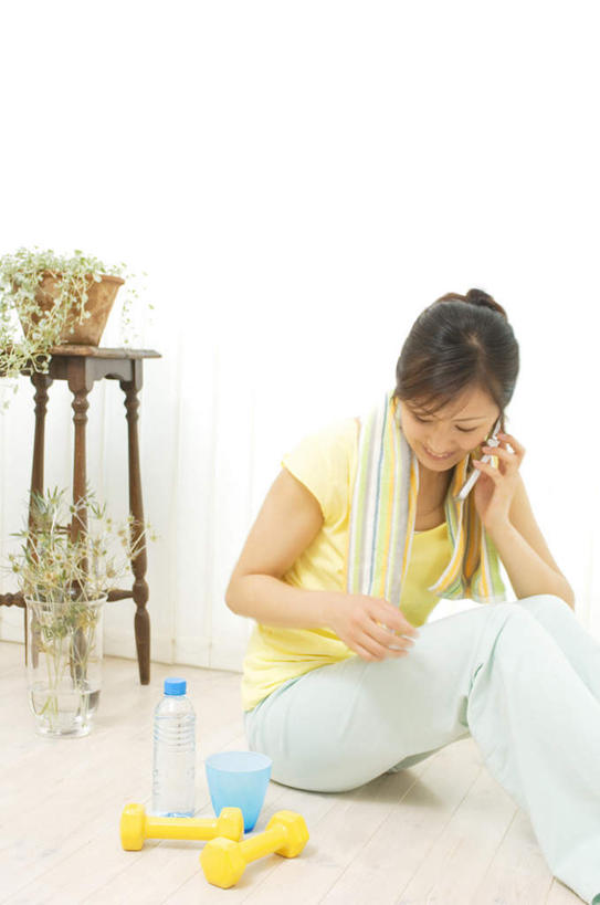 东方人,一个人,坐,举,笑,打电话,微笑,露齿笑,竖图,室内,白天,侧面,游戏,水,植物,窗户,窗帘,落地窗,杯子,电话,花瓶,手机,玩具,叶子,亚洲,仅一个年轻女性,仅一个女性,仅一个人,握,盆栽,液体,水滴,绿叶,盆景,拿,玩,拿着,注视,黄种人,娱乐,通讯设备,玻璃窗,玻璃制品,绿色,自然,玻璃瓶,瓶子,水杯,塑料制品,观察,看,托,休闲,嫩叶,塑料瓶,益智,握着,生长,成长,观看,活动,察看,发泄,关注,消遣,智力,宣泄,交流,年轻女性,女人,女性,亚洲人,叶,叶片,茶杯,沟通,举起,举手,举着,通话,玩耍,嬉戏,向上举,向上伸,向上托,坐着,半身,彩图