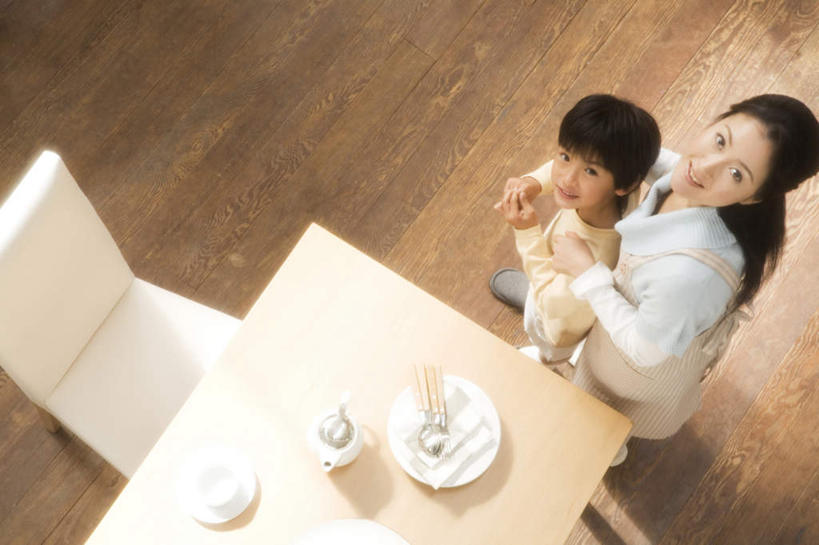 东方人,儿童,家庭,母亲,儿子,站,抱,笑,微笑,横图,俯视,室内,白天,纯洁,厨房,地板,桌子,杯子,餐具,椅子,亚洲,叉子,瓷器,碟子,盘,围裙,勺子,咖啡杯,陶瓷制品,地面,注视,黄种人,木地板,小孩,盘子,茶壶,调羹,碟,汤匙,看,站着,温暖,温馨,母子,一家人,可爱,母爱,童年,童趣,抱着,和睦,搂着,关注,瓷杯,童真,烂漫,无邪,天真,男孩,年轻女性,女人,女性,亚洲人,孩子,年轻人,怀抱,搂,搂抱,抬头,相抱,仰头,拥抱,站立,彩图,高角度拍摄,全身,灶间,融洽,男生