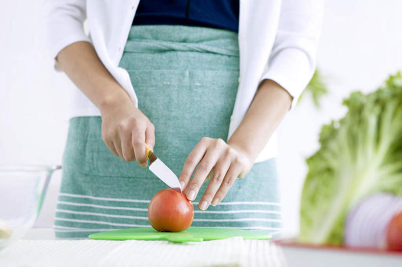 东方人,一个人,站,横图,室内,白天,正面,厨房,桌子,蔬菜,西红柿,叶子,金属制品,亚洲,仅一个年轻女性,仅一个女性,仅一个人,一堆,许多,握,堆叠,堆积,新鲜,金属,工具,墙,生菜,莴苣,食品,绿叶,刀具,拿,拿着,黄种人,墙壁,墙面,食物,刀,切,站着,嫩叶,握着,有机食品,绿色食品,堆,菜刀,春菜,鹅仔菜,莴仔菜,千金菜,切菜刀,叶用莴苣,年轻女性,女人,女性,亚洲人,叶,叶片,番茄,站立,半身,彩图,灶间