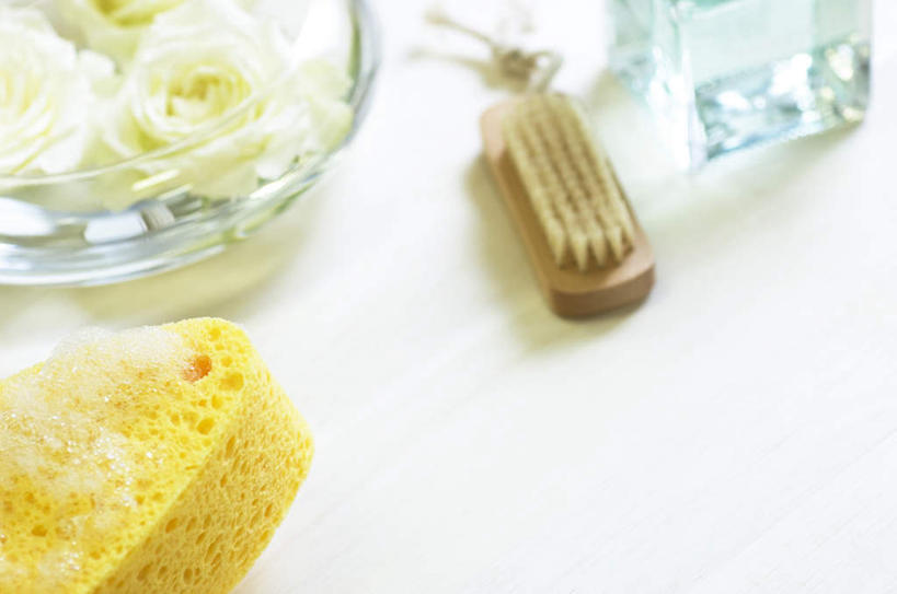 无人,横图,俯视,室内,白天,爱情,幸福,纯洁,热情,植物,桌子,玫瑰,花瓶,许多,海绵,泡沫,玫瑰花,浪漫,花蕾,洗碗,玻璃制品,花瓣,花朵,花卉,鲜花,一个,黄色,白色,玻璃瓶,瓶子,刷子,花苞,温暖,温馨,恩爱,摄影,影棚,单个,和睦,感动,尊敬,天真,刺玫花,徘徊花,彩图,高角度拍摄,影棚拍摄,拍摄,融洽