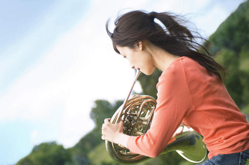 东方人,一个人,坐,举,横图,室外,白天,侧面,旅游,度假,美景,树林,植物,亚洲,仅一个年轻女性,仅一个女性,仅一个人,许多,握,服装,艺术,景观,云,云朵,乐器,铜管乐器,圆号,音乐,拿,演奏,云彩,拿着,休闲装,黄种人,娱乐,树,树木,衣服,黄色,蓝色,绿色,白云,蓝天,天空,自然,天,吹,托,享受,休闲,休闲服,景色,放松,握着,服饰,生长,晴朗,成长,自然风光,铜管,年轻女性,女人,女性,亚洲人,晴空,举起,举手,举着,向上举,向上伸,向上托,坐着,半身,彩图