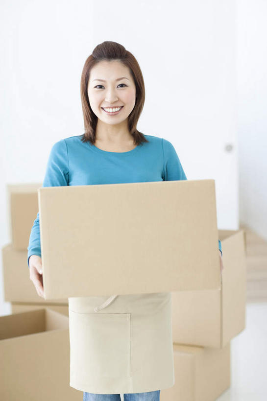 东方人,一个人,站,举,捧,竖图,室内,白天,正面,楼梯,亚洲,仅一个年轻女性,仅一个女性,仅一个人,许多,握,包装,纸箱,阶梯,墙,拿,拿着,注视,黄种人,墙壁,墙面,台阶,容器,箱子,观察,看,托,站着,握着,观看,察看,关注,纸板箱,包装箱,年轻女性,女人,女性,亚洲人,端,端着,举起,举手,举着,捧着,手捧,向上举,向上伸,向上托,站立,半身,彩图