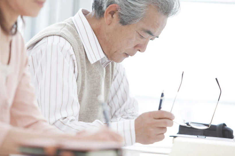 东方人,老年人,家庭,夫妻,坐,横图,室内,白天,侧面,爱情,窗户,窗帘,落地窗,桌子,亚洲,握,笔,材料,档案,文件,眼镜,办公用品,浪漫,拿,拿着,注视,黄种人,玻璃窗,文具,学习用品,资料,观察,看,温暖,温馨,一家人,恩爱,握着,恋人,观看,文具用品,和睦,察看,关注,文档,近视眼镜,老年男性,老年女性,男人,男性,女人,女性,亚洲人,夫妇,情侣,坐着,半身,彩图,伴侣,融洽