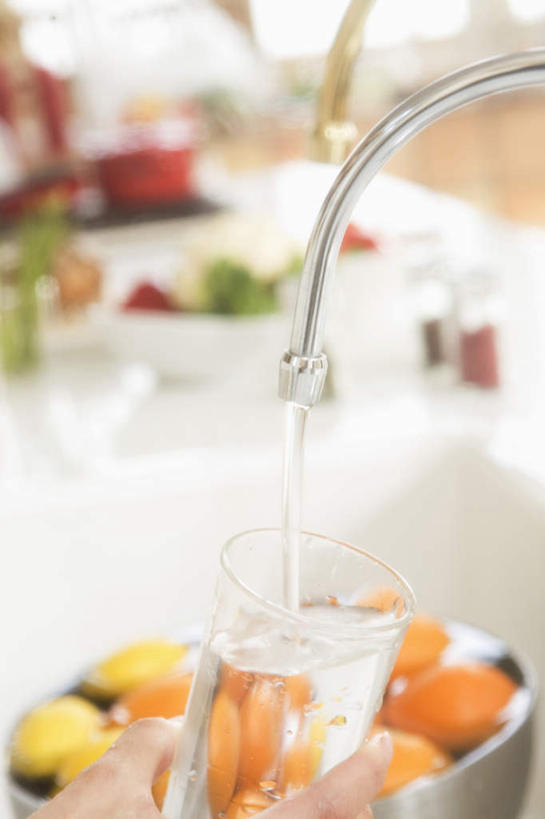 东方人,一个人,竖图,室内,白天,侧面,水,柑橘,杯子,亚洲,仅一个年轻女性,仅一个女性,仅一个人,握,朦胧,模糊,水龙头,液体,洗手池,水滴,拿,拿着,黄种人,玻璃制品,水杯,握着,年轻女性,女人,女性,亚洲人,玻璃杯,橘子,桔子,橙子,橙,半身,彩图