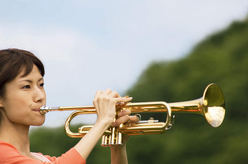 东方人,一个人,站,举,横图,室外,白天,侧面,旅游,度假,美景,山,树林,植物,亚洲,仅一个年轻女性,仅一个女性,仅一个人,许多,握,艺术,景观,山峰,乐器,山峦,音乐,拿,演奏,拿着,黄种人,娱乐,喇叭,树,树木,蓝色,绿色,蓝天,天空,自然,天,吹,托,站着,享受,休闲,景色,放松,握着,生长,晴朗,成长,自然风光,万里无云,年轻女性,女人,女性,亚洲人,晴空,晴空万里,举起,举手,举着,向上举,向上伸,向上托,站立,半身,彩图