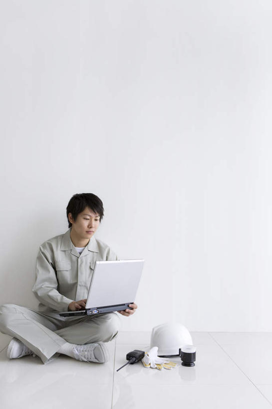 东方人,一个人,建筑工人,技术人员,坐,盘腿,竖图,室内,白天,正面,电脑,笔记本电脑,杯子,帽子,亚洲,仅一个男性,仅一个人,握,网络,瓷器,头盔,墙,咖啡杯,陶瓷制品,拿,拿着,注视,黄种人,通讯设备,墙壁,墙面,工人,仅一个年轻男性,安全帽,手套,观察,看,握着,观看,对讲机,察看,无线,关注,瓷杯,通信设备,无线网络,无线上网,便携式电脑,交流,手提电脑,男人,男性,年轻男性,亚洲人,技术员,沟通,盘腿而坐,盘膝,盘着腿的,盘着腿坐,双腿交叉,坐着,彩图,全身