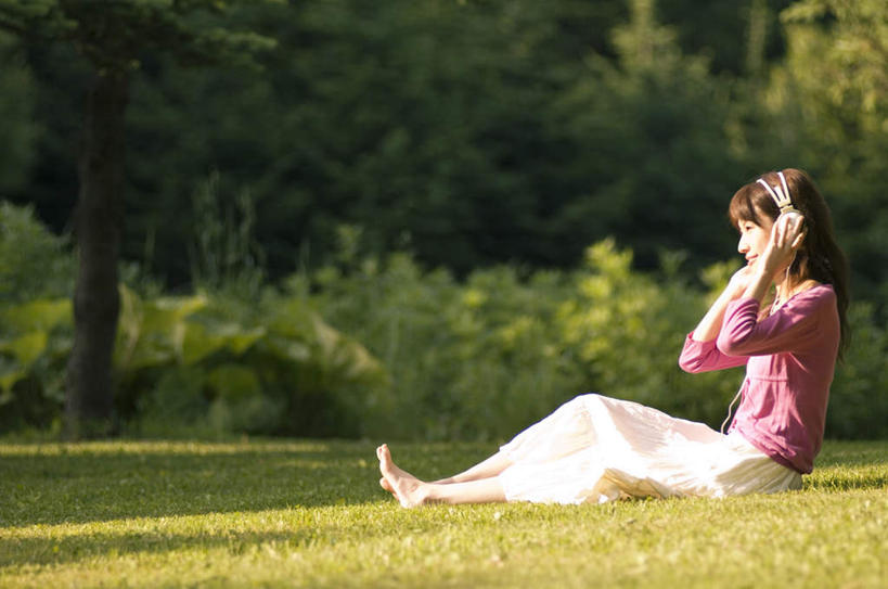 东方人,一个人,坐,举,笑,微笑,露齿笑,横图,室外,白天,侧面,旅游,度假,快乐,满意,幸福,草地,草坪,美景,树林,植物,亚洲,仅一个年轻女性,仅一个女性,仅一个人,许多,握,阴影,光线,影子,景观,音响,音乐,拿,拿着,黄种人,娱乐,草,树,树木,绿色,阳光,自然,耳机,托,享受,休闲,景色,放松,握着,生长,成长,舒适,享乐,自然风光,年轻女性,女人,女性,亚洲人,举起,举手,举着,向上举,向上伸,向上托,坐着,彩图,全身