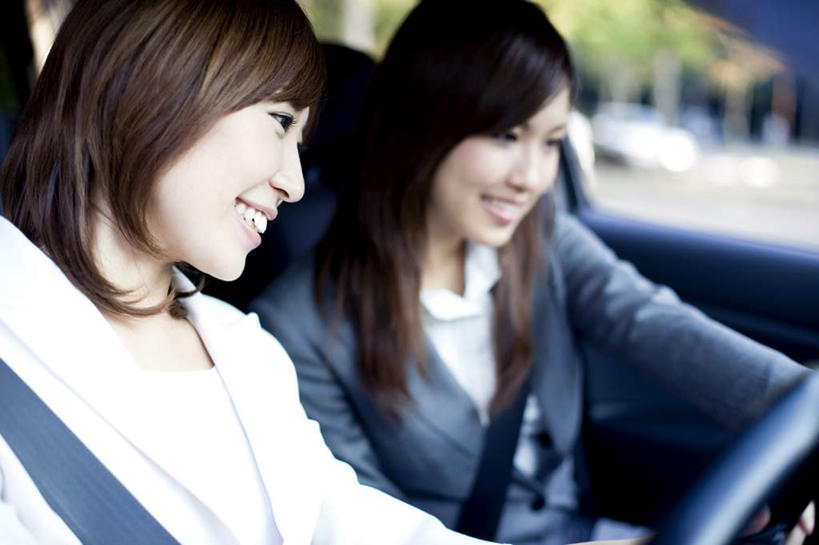 东方人,两个人,坐,笑,微笑,露齿笑,横图,室外,白天,侧面,旅游,度假,美景,树林,植物,汽车,亚洲,许多,握,景观,地面,拿,拿着,注视,黄种人,娱乐,车,树,树木,绿色,自然,方向盘,交通工具,轿车,观察,看,享受,休闲,景色,放松,握着,生长,成长,观看,察看,关注,自然风光,载具,年轻女性,女人,女性,亚洲人,坐着,半身,彩图