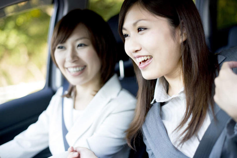 东方人,两个人,坐,举,笑,微笑,露齿笑,横图,室外,白天,正面,旅游,度假,美景,树林,植物,汽车,亚洲,许多,景观,地面,注视,黄种人,娱乐,车,树,树木,绿色,自然,交通工具,轿车,观察,看,托,享受,休闲,景色,放松,生长,成长,观看,察看,关注,自然风光,载具,男人,男性,年轻男性,年轻女性,女人,女性,亚洲人,举起,举手,举着,向上举,向上伸,向上托,坐着,半身,彩图