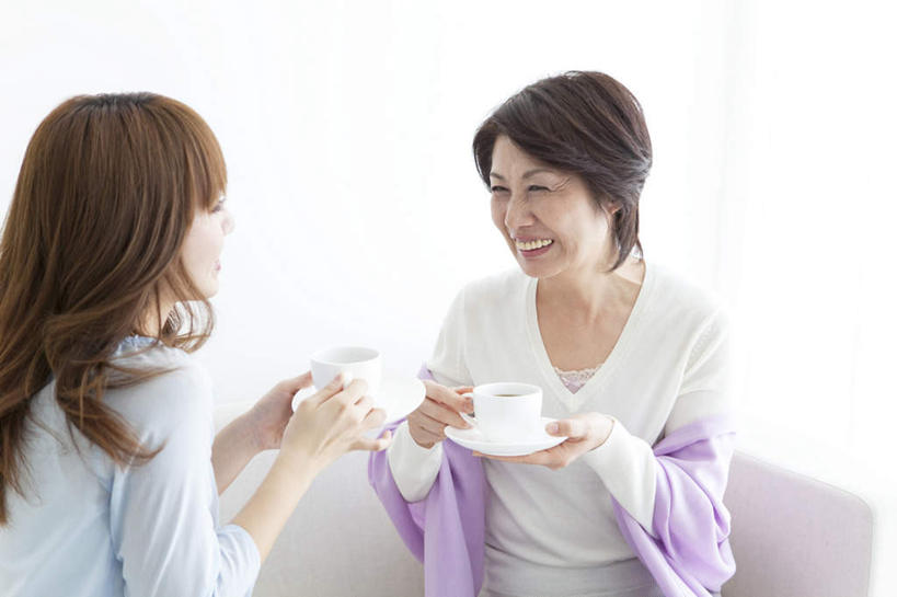 东方人,背部,两个人,坐,举,笑,微笑,露齿笑,横图,室内,白天,白色背景,正面,沙发,杯子,亚洲,握,瓷器,咖啡杯,陶瓷制品,拿,拿着,注视,黄种人,相视,看,托,面对面,握着,摄影,影棚,观看,对视,关注,瓷杯,相对,布艺沙发,相看,老年女性,年轻女性,女人,女性,亚洲人,举起,举手,举着,向上举,向上伸,向上托,坐着,半身,彩图,影棚拍摄,拍摄