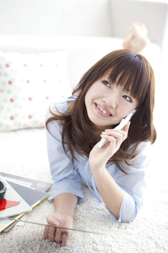 东方人,一个人,举,笑,打电话,微笑,露齿笑,竖图,室内,白天,正面,地毯,靠垫,沙发,电话,手机,书籍,亚洲,仅一个年轻女性,仅一个女性,仅一个人,握,墙,靠枕,拿,拿着,黄种人,通讯设备,墙壁,墙面,垫子,枕头,托,握着,布艺沙发,交流,年轻女性,女人,女性,亚洲人,书,图书,沟通,举起,举手,举着,抬头,通话,向上举,向上伸,向上托,仰头,彩图,全身