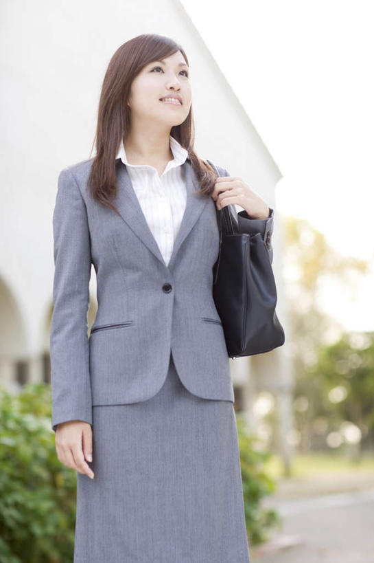 东方人,一个人,商务人士,商务女性,家,站,举,笑,微笑,露齿笑,竖图,室外,白天,正面,旅游,度假,美景,树林,植物,亚洲,仅一个年轻女性,仅一个女性,仅一个人,许多,套装,包,书包,房屋,屋子,景观,黄种人,娱乐,楼房,住宅,树,树木,蓝色,绿色,蓝天,天空,自然,背包,天,托,站着,享受,休闲,景色,放松,生长,晴朗,成长,单肩包,自然风光,商务装,工薪阶层,万里无云,年轻女性,女人,女性,亚洲人,白领,上班族,晴空,晴空万里,举起,举手,举着,抬头,向上举,向上伸,向上托,仰头,站立,半身,彩图,房子