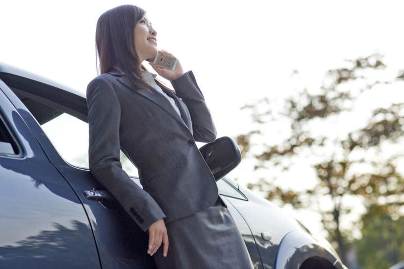 东方人,一个人,商务人士,商务女性,站,举,笑,打电话,微笑,露齿笑,横图,室外,白天,仰视,旅游,度假,美景,树林,植物,汽车,电话,手机,亚洲,仅一个年轻女性,仅一个女性,仅一个人,许多,握,套装,景观,拿,拿着,黄种人,娱乐,通讯设备,车,树,树木,蓝色,绿色,蓝天,天空,自然,交通工具,轿车,天,托,站着,享受,休闲,景色,放松,握着,生长,晴朗,成长,自然风光,载具,商务装,工薪阶层,万里无云,交流,年轻女性,女人,女性,亚洲人,白领,上班族,晴空,晴空万里,沟通,举起,举手,举着,通话,向上举,向上伸,向上托,站立,半身,彩图,低角度拍摄