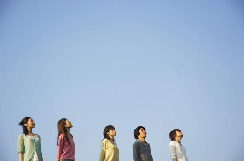 东方人,伙伴,朋友,站,横图,室外,白天,仰视,旅游,度假,友谊,亚洲,五个人,阴影,光线,影子,许多人,注视,黄种人,娱乐,排列,蓝色,蓝天,天空,阳光,天,看,站着,一群人,享受,休闲,放松,晴朗,队列,关注,万里无云,友情,男人,男性,年轻男性,年轻女性,女人,女性,亚洲人,晴空,晴空万里,抬头,仰头,站立,半身,彩图,低角度拍摄