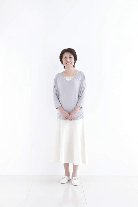 东方人,一个人,站,笑,双手交叉,微笑,露齿笑,竖图,室内,白天,白色背景,正面,亚洲,仅一个女性,仅一个人,瓷砖,地砖,墙,地面,注视,黄种人,墙壁,墙面,观察,看,站着,仅一个中年女性,摄影,影棚,观看,察看,关注,女人,女性,中年女性,亚洲人,站立,彩图,全身,影棚拍摄,拍摄