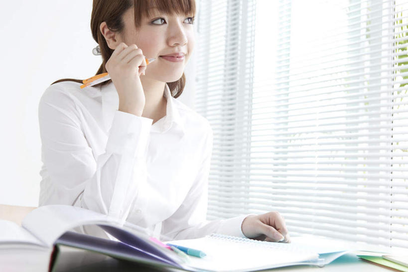 东方人,一个人,举,笑,微笑,横图,室内,白天,正面,窗户,桌子,亚洲,仅一个年轻女性,仅一个女性,仅一个人,笔,材料,档案,文件,百叶窗,办公用品,注视,黄种人,文具,学习用品,资料,观察,看,托,观看,文具用品,察看,关注,文档,年轻女性,女人,女性,亚洲人,举起,举手,举着,向上举,向上伸,向上托,半身,彩图