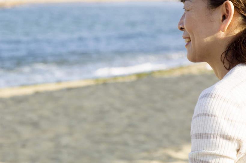 东方人,一个人,站,笑,微笑,露齿笑,横图,室外,白天,侧面,旅游,度假,海浪,海洋,沙滩,亚洲,仅一个男性,仅一个人,阴影,光线,沙子,影子,海岸,浪花,沙地,注视,黄种人,娱乐,仅一个年轻男性,阳光,海水,观察,看,站着,享受,休闲,放松,观看,察看,关注,海景,男人,男性,年轻男性,亚洲人,大海,风浪,海,海水的波动,海滩,近岸浪,涌浪,站立,半身,彩图