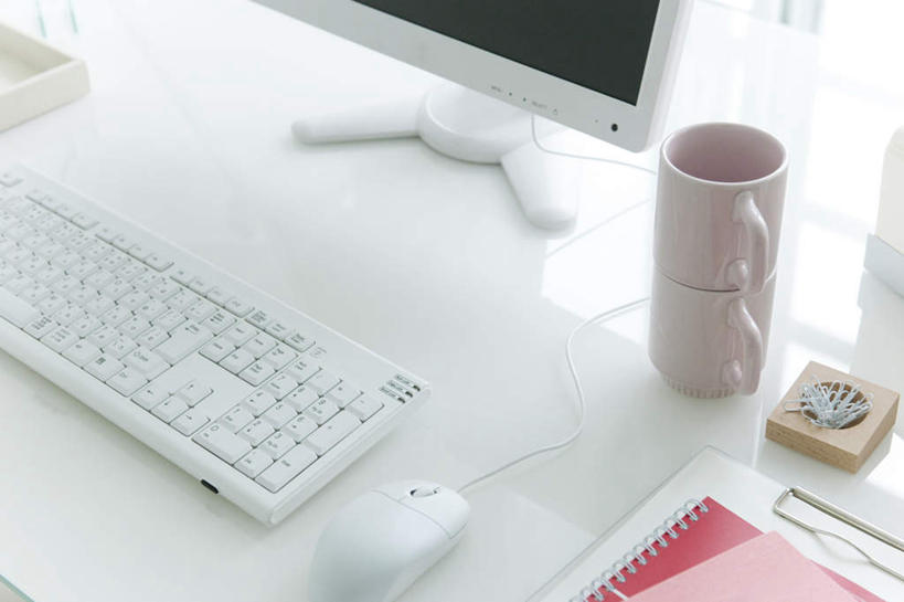 无人,横图,俯视,室内,白天,电脑,显示器,鼠标,键盘,桌子,杯子,一堆,许多,阴影,堆叠,堆积,光线,网络,材料,瓷器,档案,文件,影子,办公桌,回形针,记事本,咖啡杯,陶瓷制品,输入设备,通讯设备,阳光,本子,笔记本,资料,台式电脑,堆,文档,瓷杯,通信设备,输出设备,彩图,高角度拍摄