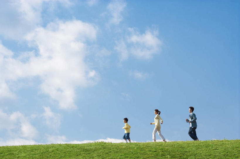 东方人,儿童,三个人,家庭,夫妻,母亲,父亲,儿子,跑,笑,微笑,露齿笑,横图,室外,白天,侧面,爱情,锻炼,旅游,度假,纯洁,运动,草地,草坪,植物,亚洲,云,云朵,浪漫,云彩,黄种人,娱乐,草,排列,小孩,蓝色,绿色,白云,蓝天,天空,天,享受,休闲,温暖,温馨,父子,母子,三口之家,一家人,恩爱,放松,父爱,可爱,母爱,童年,童趣,恋人,晴朗,和睦,队列,童真,烂漫,无邪,体育,天真,男孩,男人,男性,年轻男性,年轻女性,女人,女性,亚洲人,孩子,年轻人,夫妇,情侣,晴空,跑步,彩图,全身,健身,伴侣,融洽,男生