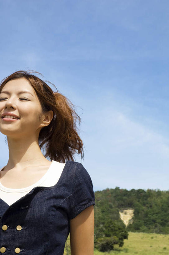 东方人,一个人,站,闭眼,笑,微笑,露齿笑,竖图,室外,白天,仰视,草地,草坪,美景,山,树林,植物,亚洲,仅一个年轻女性,仅一个女性,仅一个人,许多,阴影,光线,影子,景观,山峰,山峦,黄种人,草,树,树木,蓝色,绿色,蓝天,天空,阳光,自然,天,站着,景色,生长,晴朗,成长,自然风光,万里无云,年轻女性,女人,女性,亚洲人,晴空,晴空万里,闭眼睛,闭着眼,闭着眼睛,站立,半身,彩图,低角度拍摄